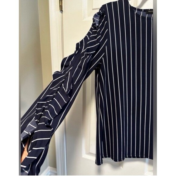 Banana Republic Peek a Boo Cut Out Ruffle Top Blouse Sz M Navy Stripe Stretchy - Picture 4 of 9